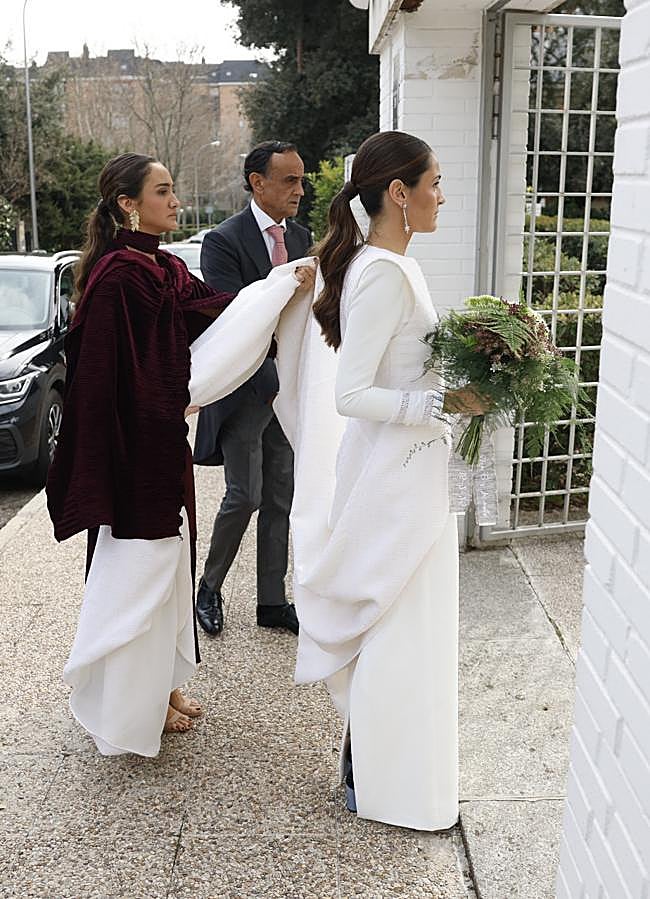 Imagen - Almudena Montejo en la entrada a la parroquia. Foto: Gtres.