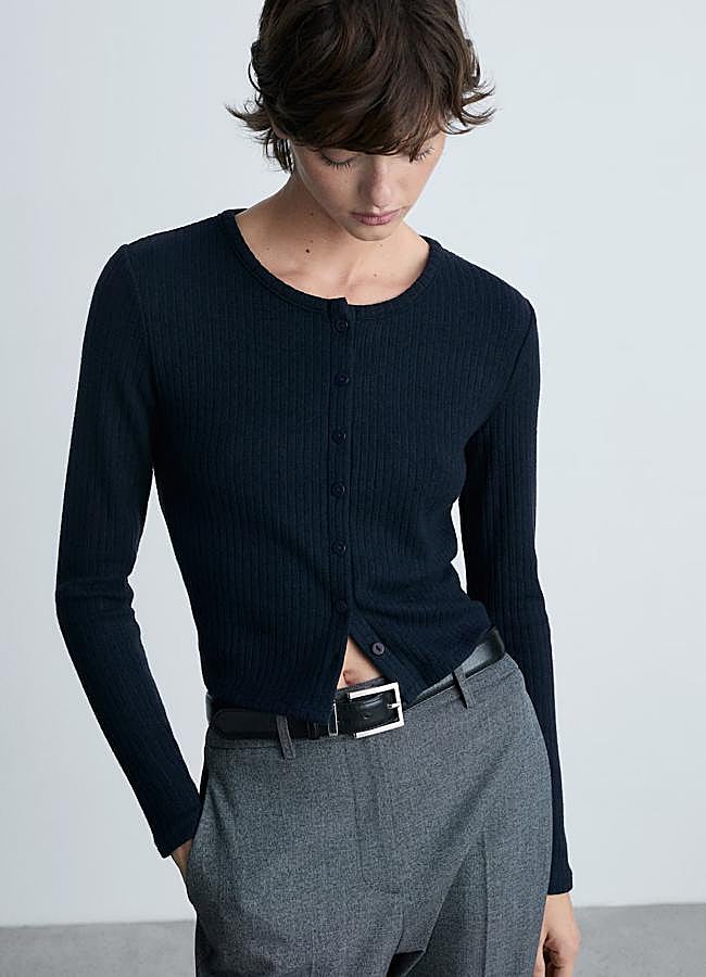 Imagen - Cárdigan de punto en azul marino de Mango.