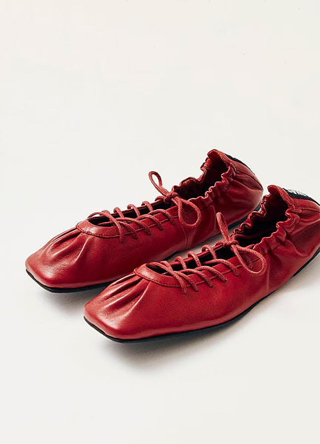 Imagen - Bailarinas con punta cuadrada en color rojo de Alohas (180 euros).