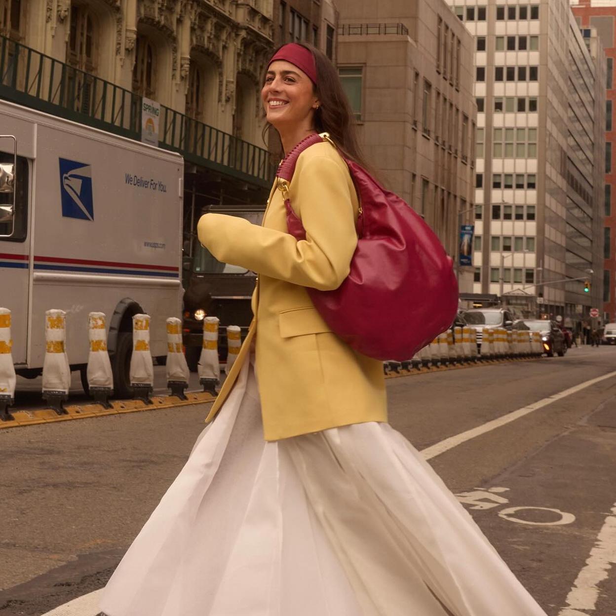 Las faldas de tablas midi son el básico favorito de la primavera. 