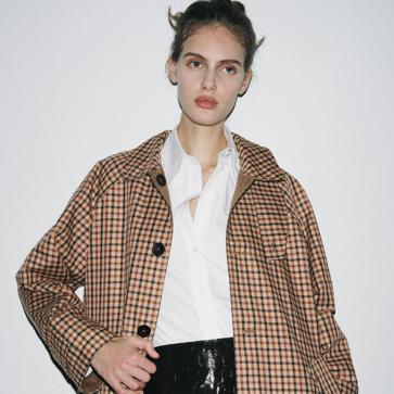 Imagen secundaria 1 - Gabardina con estampado de cuadros reversible de Zara (89,95 euros).