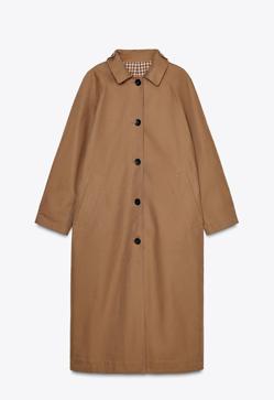 Imagen secundaria 2 - Gabardina con estampado de cuadros reversible de Zara (89,95 euros).