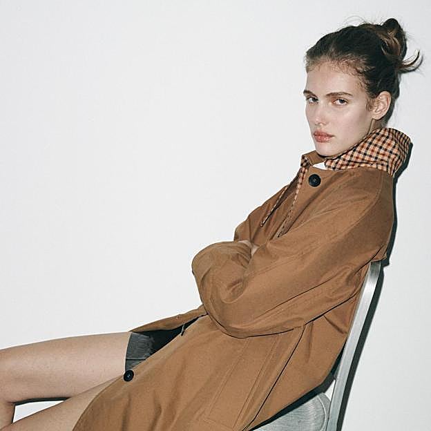 Imagen principal - Gabardina con estampado de cuadros reversible de Zara (89,95 euros).