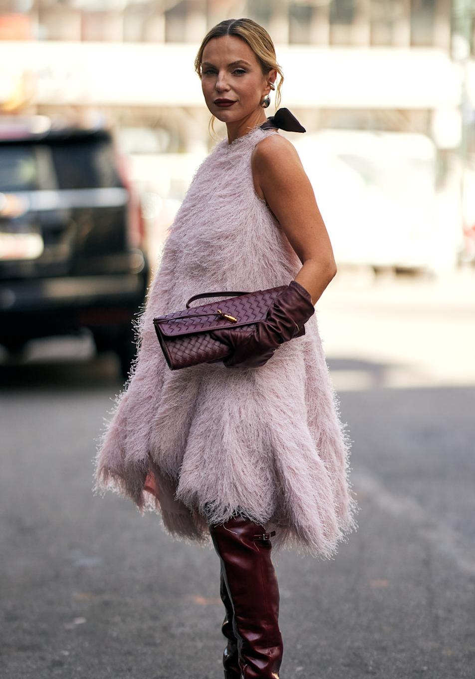 Vestidos de Zara para conseguir el look de invitada de última hora perfecto a los 50