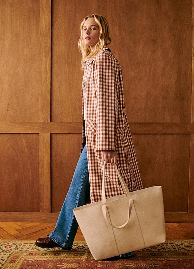 Imagen - Gabardina de cuadros de Sézane, 260 euros.