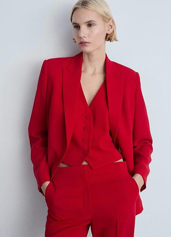 Imagen - Traje de tres piezas estilo tailoring rojo