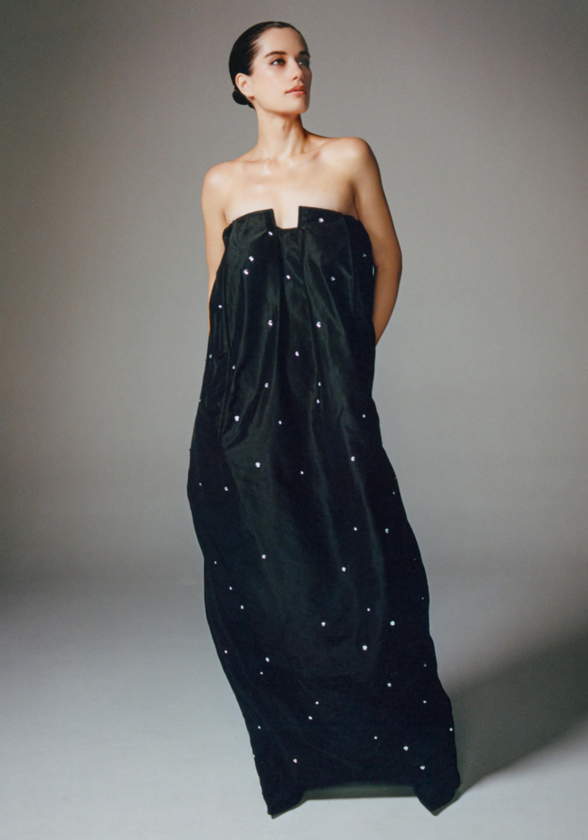 Vestido de Bevza y salones de Balenciaga.