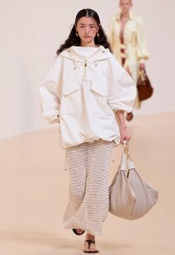 Imagen secundaria 2 - La teoría de la chaqueta equivocada: qué significa y cómo llevar la tendencia en 2025