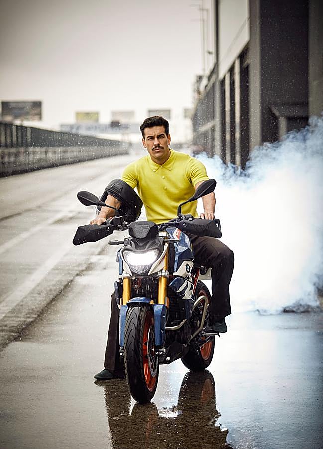 Imagen - El actor lleva jersey, pantalones y zapatillas Collapse, todo de Prada. Fotografía: Valero Rioja / Estilismo: Greta Macchi