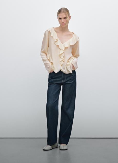 Imagen - Camisa blanca con volantes de Massimo Dutti (69,99 euros)