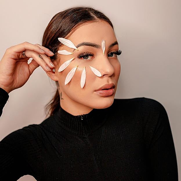 Labios rusos, pómulos exagerados y cara de alien: el peligro de los retoques de Instagram que ves a las influencers