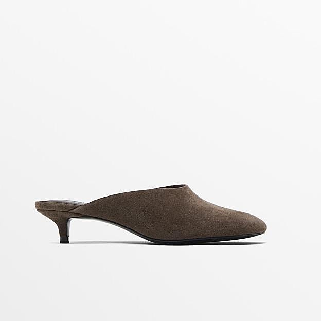 Mules con tejido de ante y tacón kitten de Massimo Dutti.