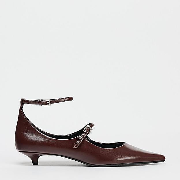 Zapato de tacón kitten con hebillas de Zara.
