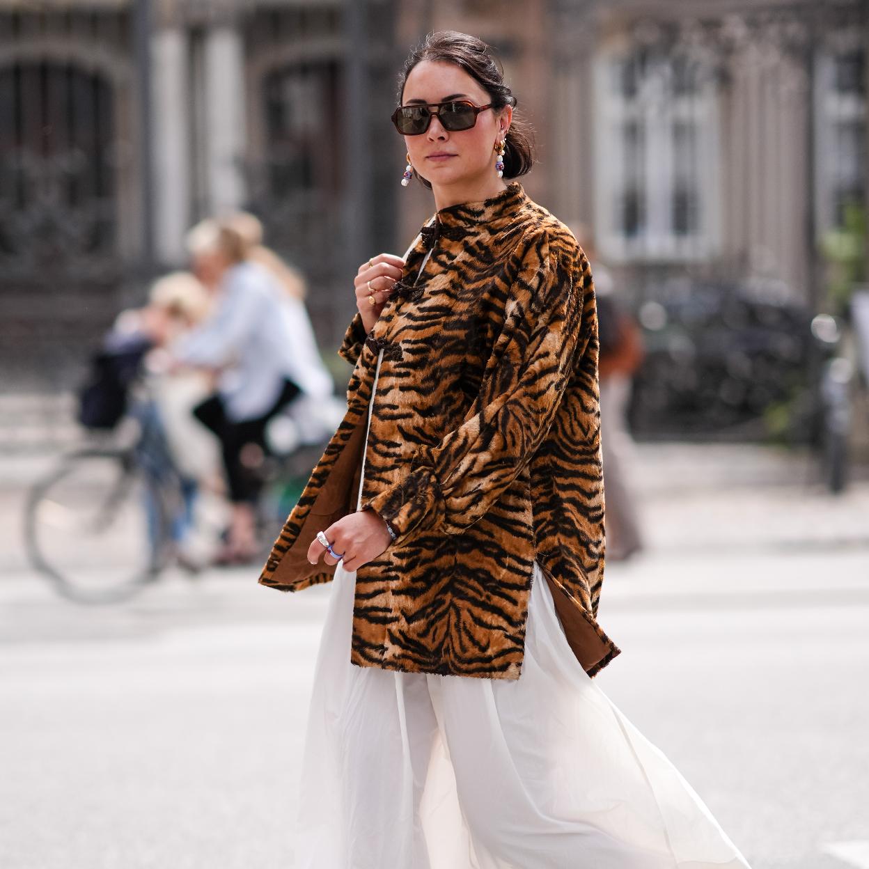 Influencer con chaqueta animal print