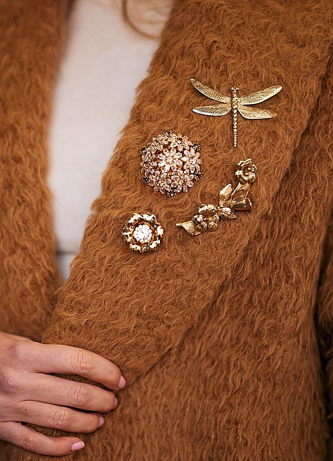 Imagen - Un look con detalle de broches. Foto: Launchmetrics spotlight.