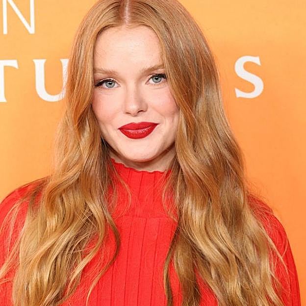 Abby Cowen con color de pelo dorado cobrizo