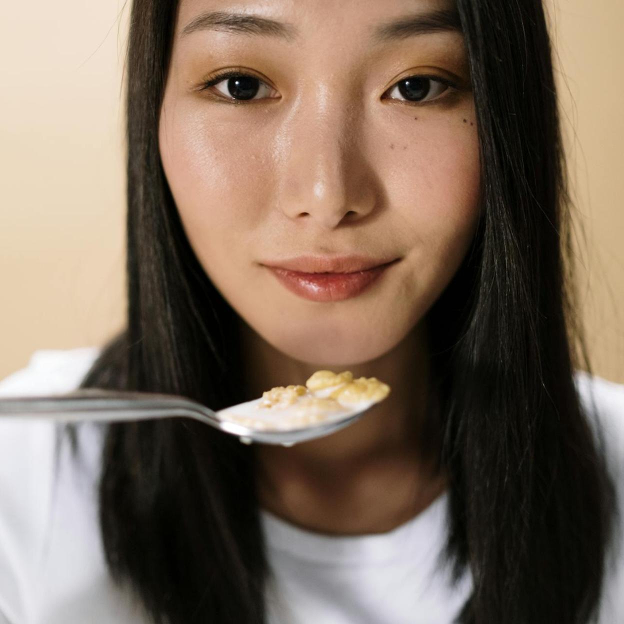 La fibra soluble de ciertos alimentos puede reducir los niveles de colesterol. 