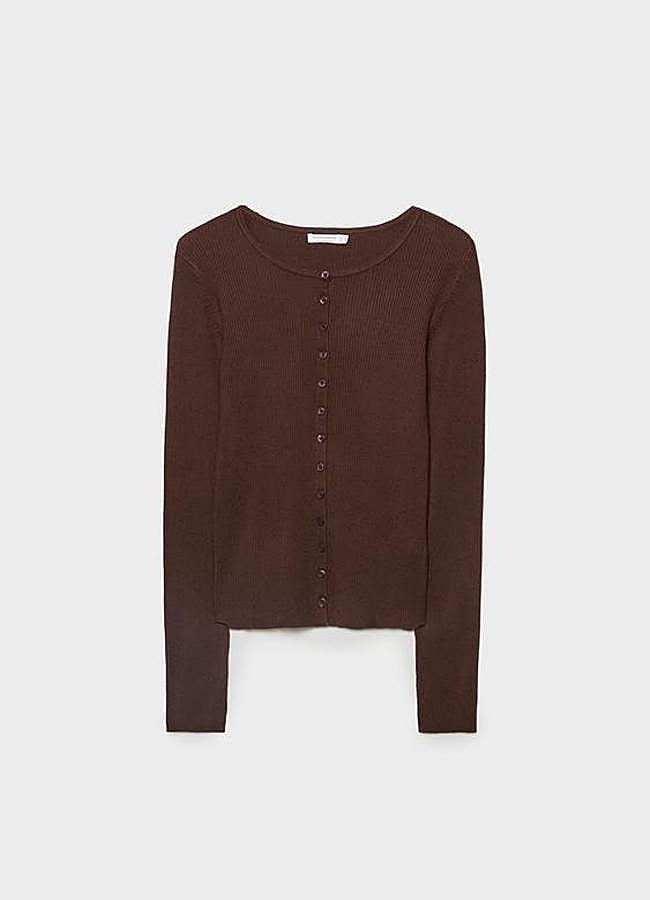 Imagen - Cárdigan de canalé en color marrón de Stradivarius.