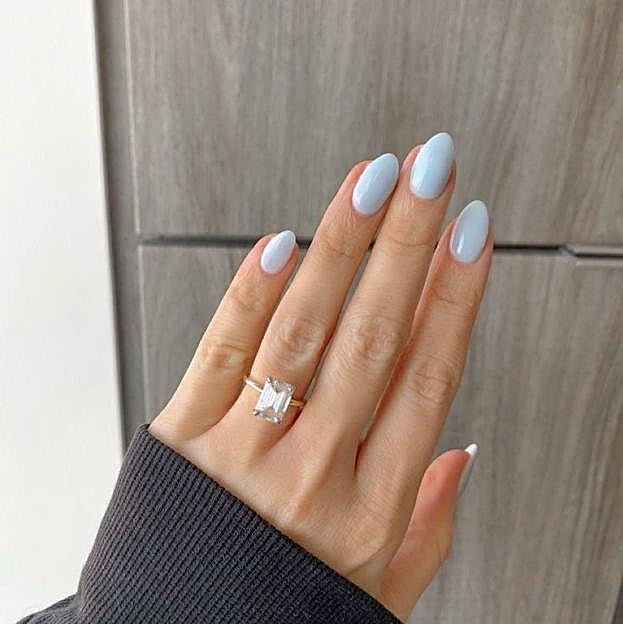 Manicura color azul bebé tendencia para primavera
