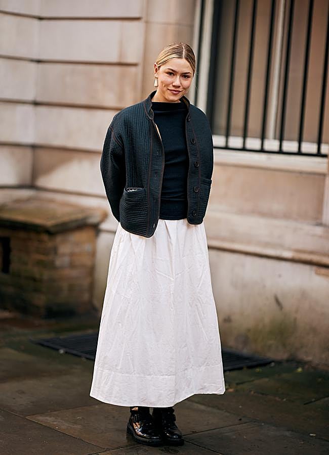 Imagen - Un look con falda blanca y bomber. Foto: Launchmetrics spotlight.
