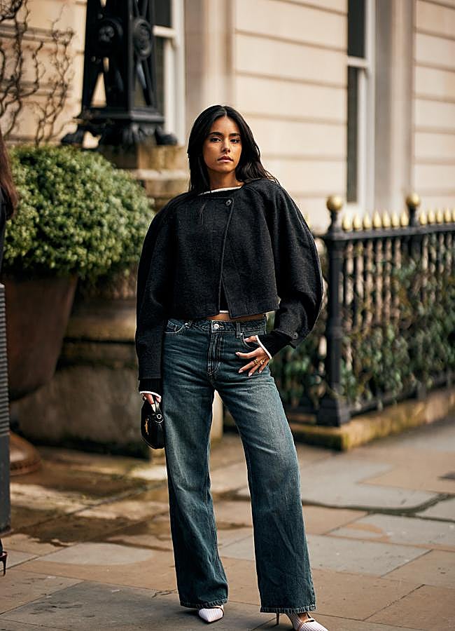 Imagen - Un look con vaqueros y bomber. Foto: Launchmetrics spotlight.