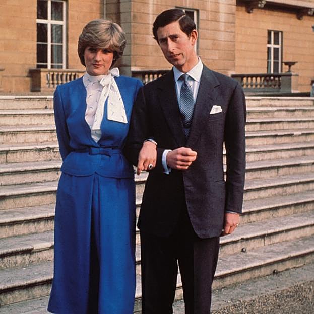 Diana y Carlos tras el anunciamiento de la pedida de mano. 