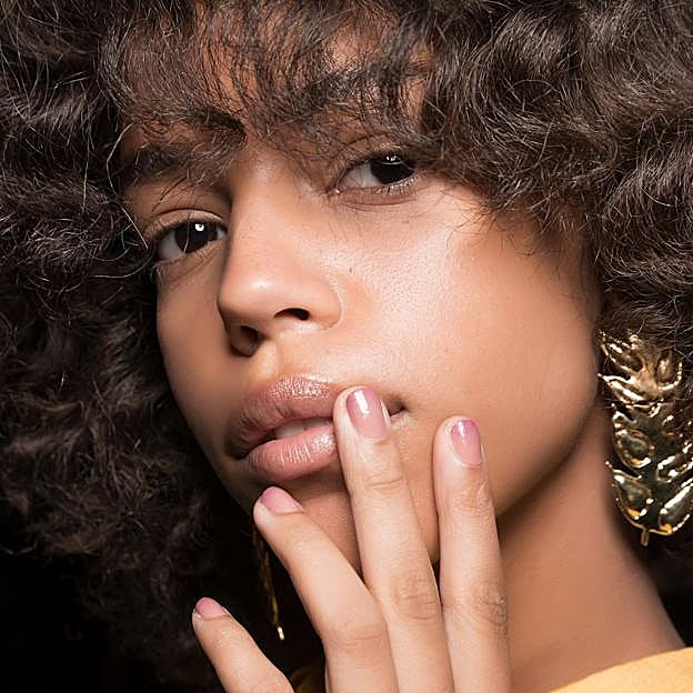 Glow french, la manicura francesa tendencia para primavera más elegante y natural