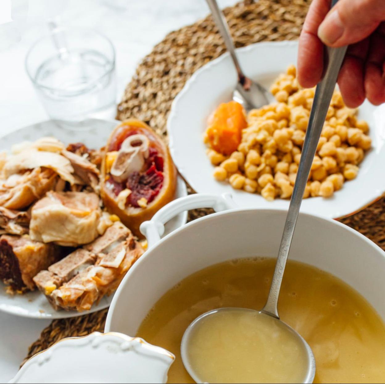 La receta fácil de cocido que preparo en 15 minutos sin ensuciar la cocina