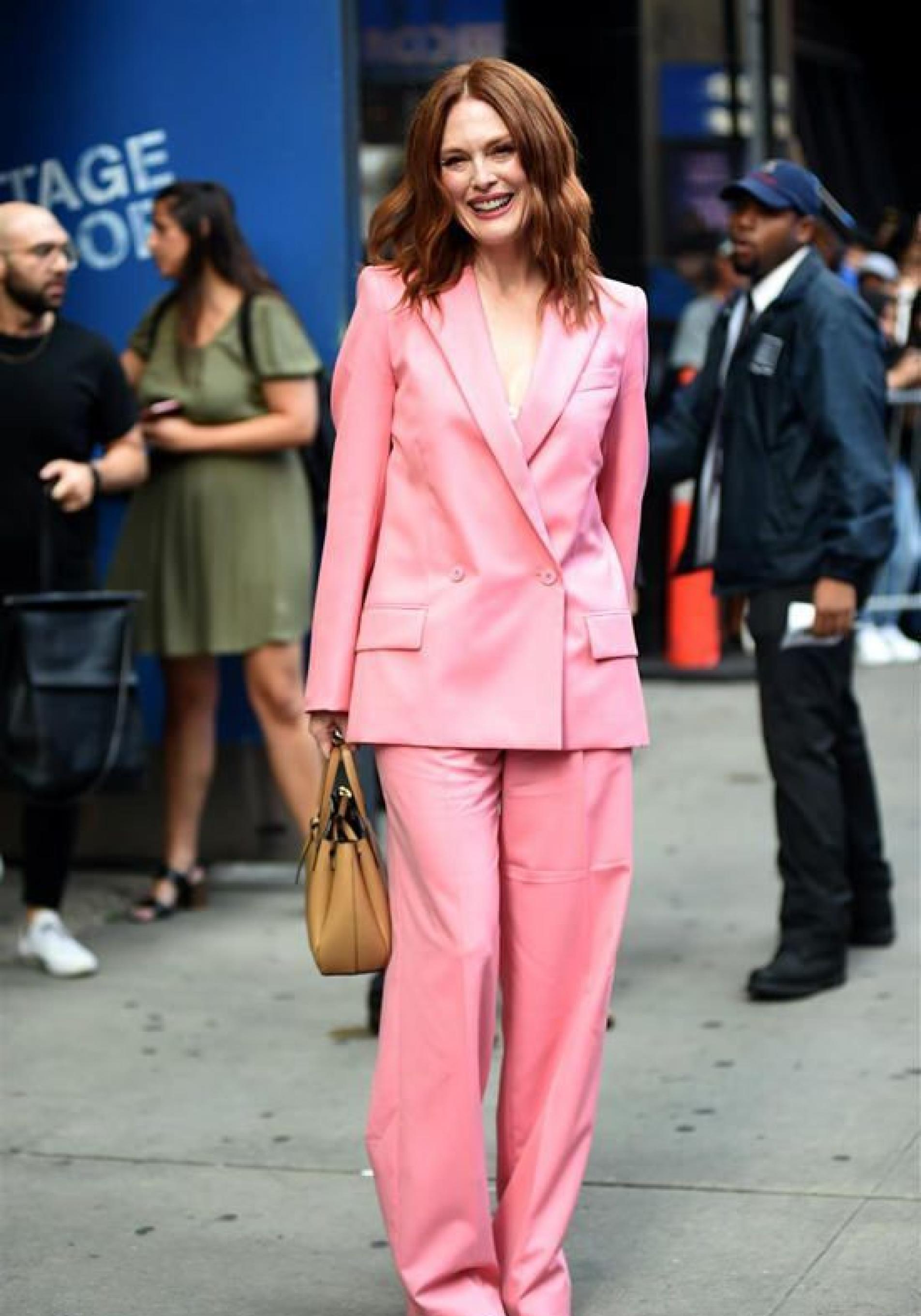 Julianne Moore a los 50 con traje rosa