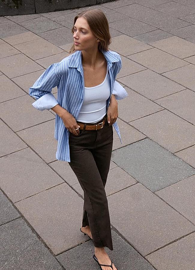 Imagen - Look con básicos de Zara que mezcla camisa de rayas, camiseta básica y jeans de color marrón