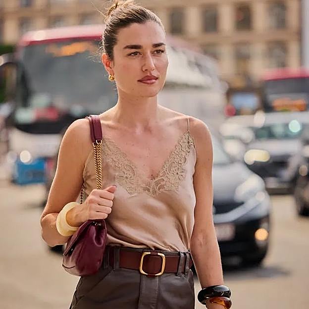 Tops lenceros super elegantes que usan en primavera las mejor vestidas como comodín