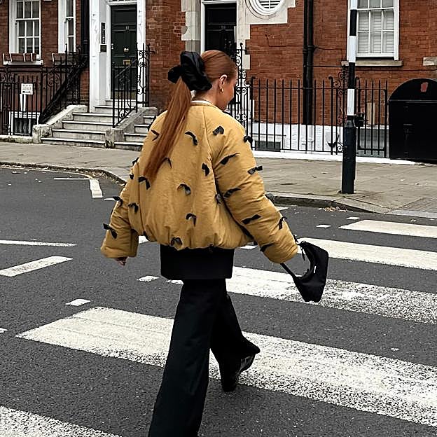 Sí, ha vuelto: la falda pantalón (versión XL) es la reina del entretiempo y se lleva así