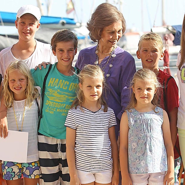 La reina Sofía con varios de sus nietos en Mallorca en una imagen retrospectiva. 
