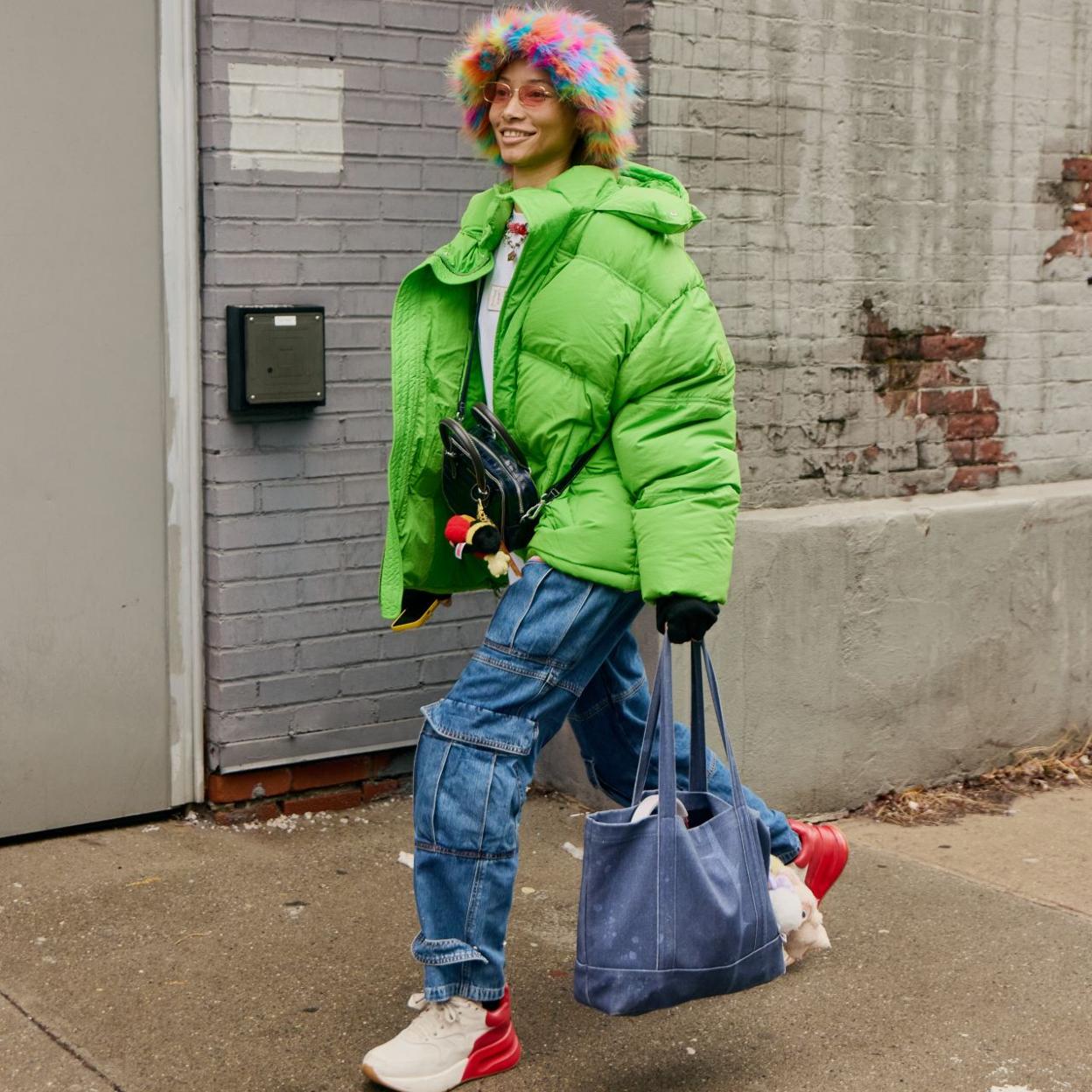 Un look con zapatillas con suela ancha.