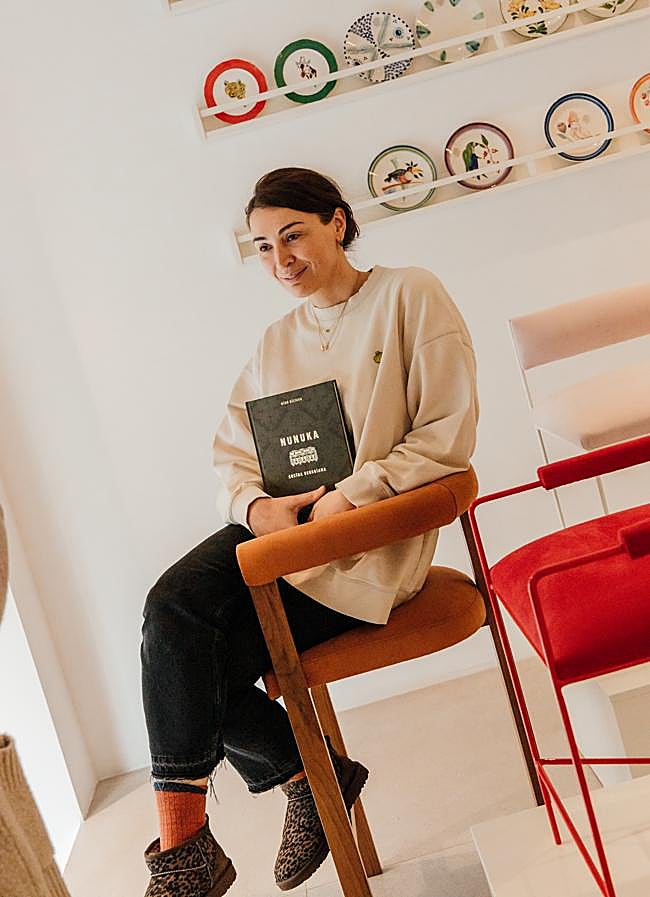 Imagen - Nino Kiltava con su libro de recetas Nunuka. / Inés Garp