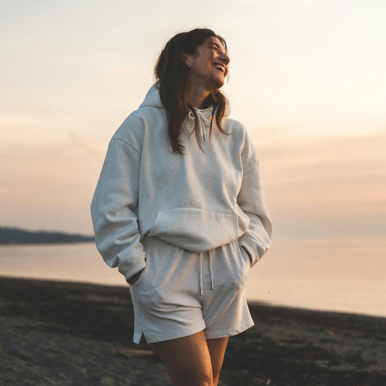 Mujer caminando y disfrutando del paseo. 