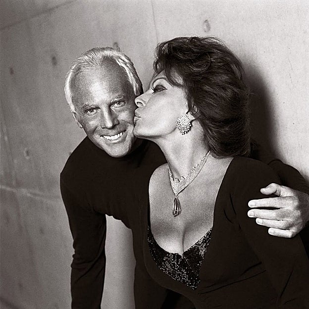 Giorgio Armani junto a su paisana y amiga Sophia Loren. / 