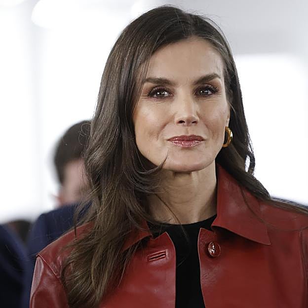 La reina Letizia estrena en ARCO la chaqueta de Mango más bonita de nueva temporada: de cuero rojo y está a punto de agotarse