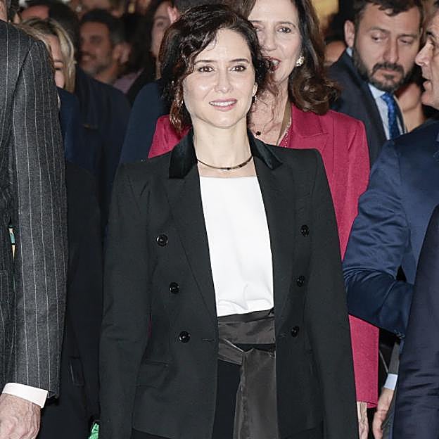 Isabel Díaz Ayuso, de esmoquin, en la inauguración de ARCO: chaqueta elegante y un cinturón muy especial