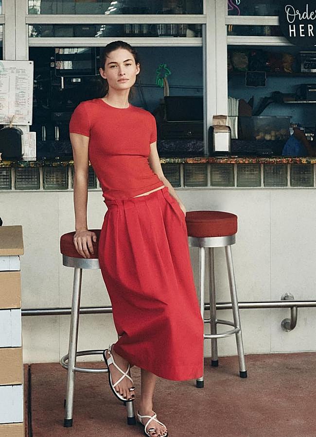 Imagen - Falda de vuelo con pinzas color rojo