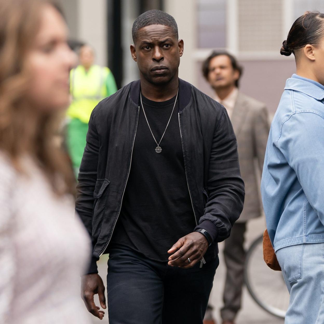 Sterling K. Brown, que interpreta al agente Xavier Collins, en una imagen de Paradise, la nueva producción de Dan Fogelman.