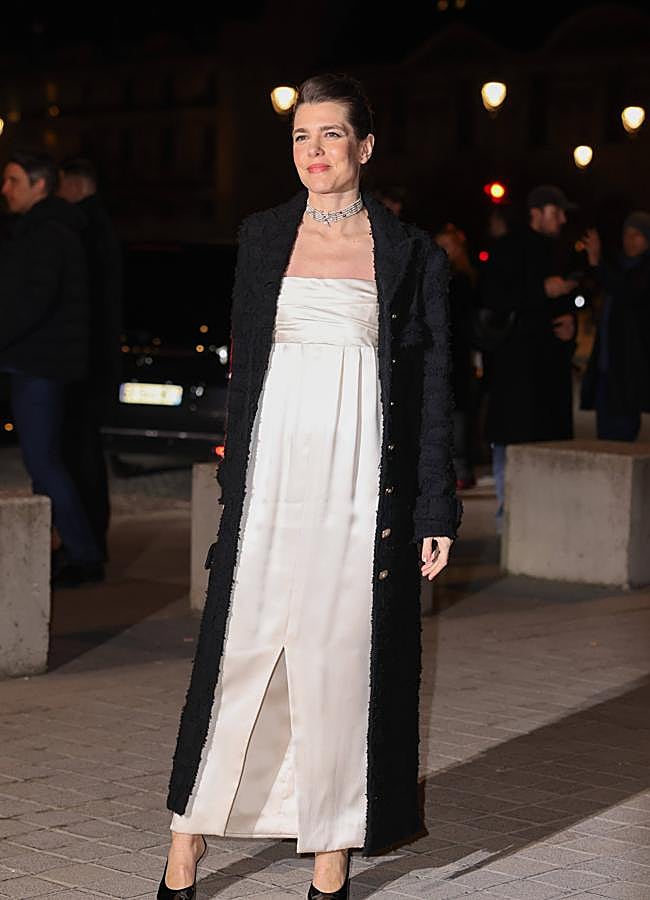 Imagen - Carlota Casiraghi con un vestido blanco satinado de Chanel. Foto: Gtres.