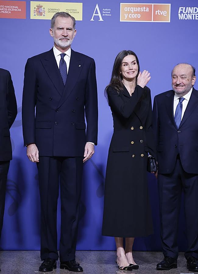 Imagen - El rey Felipe y la reina Letizia al inicio del acto homenaje. / LIMITED PICTURES