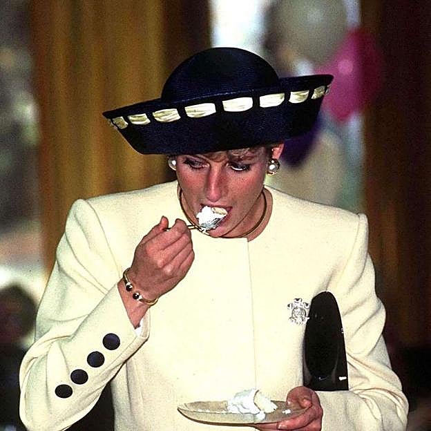 Diana de Gales con una chaqueta en el color de moda, el amarillo mantequilla.