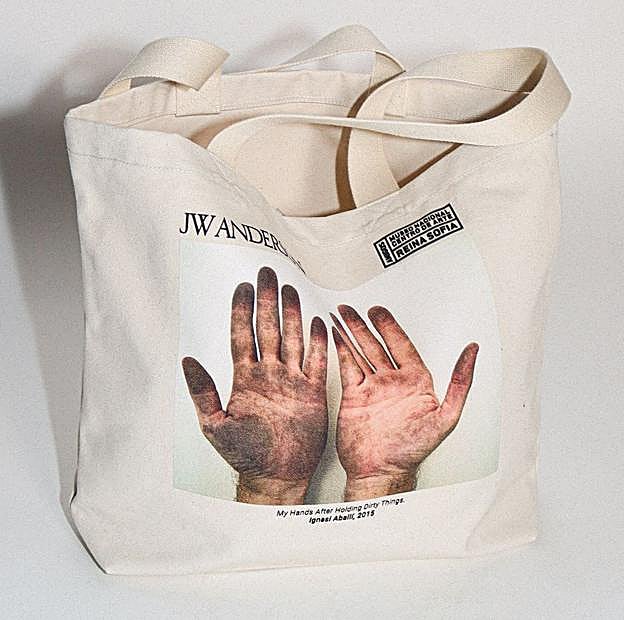 Bolsa diseñada por JW Anderson para la Fundación Amigos del Reina Sofía.