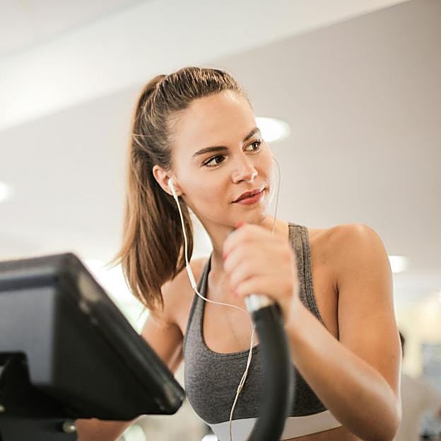 Lo ideal es combinar el uso de la elíptica con entrenamiento de fuerza. 