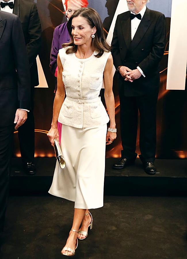 Imagen - La reina Letizia con un vestido blanco de Self-Portrait. / LIMITED PICTURES 
