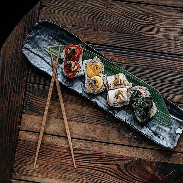 Plato de sushi del restaurante SLVJ.