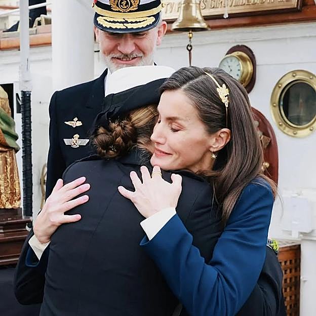 La emocionante despedida en Cádiz de la reina Letizia y la princesa Leonor, justo antes de embarcarse en el buque-escuela Juan Sebastián Elcano. 