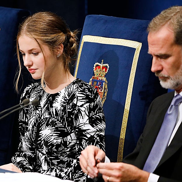 Leonor de Borbón y su padre, Felipe VI, en los Premios Princesa de Asturias 2022.